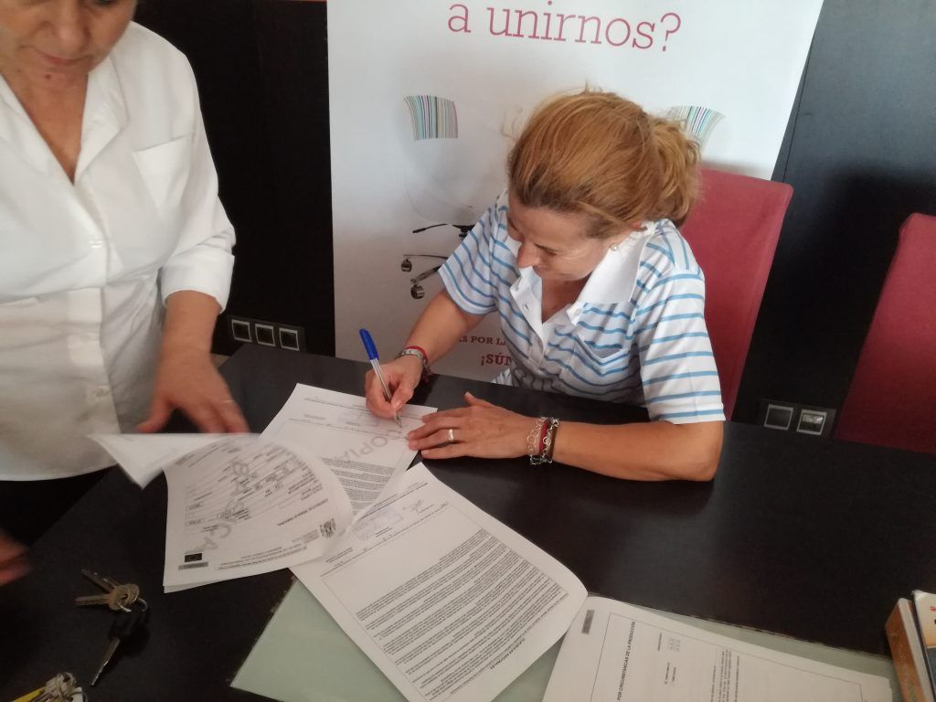 Una de las personas formadas, firmando su contrato laboral con la empresa.
